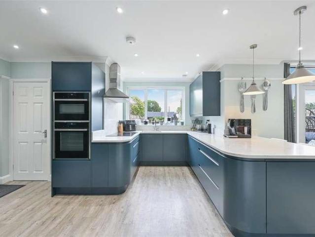 4 bed house for sale