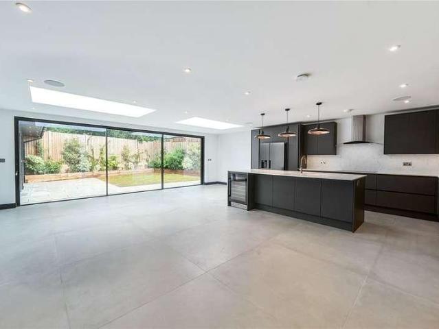 4 bed house for sale