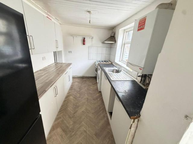 4 Bed House+Lounge@Plaistow