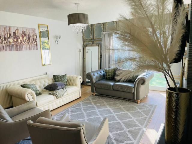 4 Bed Luxury Hot Tub House Has a House