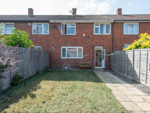 4 bed mid terraced house to rent in Edington Road, London, SE2