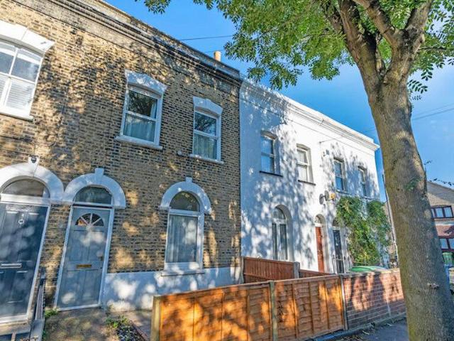4 Bed Mid Terraced House To Rent in London