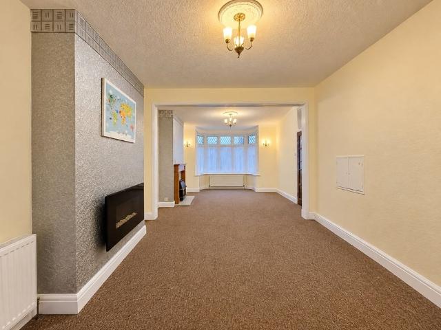 4 Bed Semi Detached House, Montrose Avenue, LU3