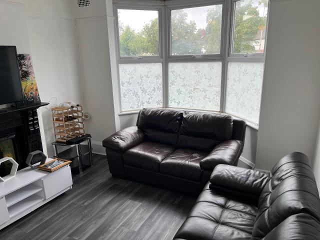 4 Bed – Semi Detached House – Narborough Road, Leicester, LE3 2FS. £1695 PCM