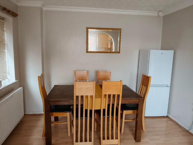 4 Bed Semi Detached House, Duchess Way, BS16