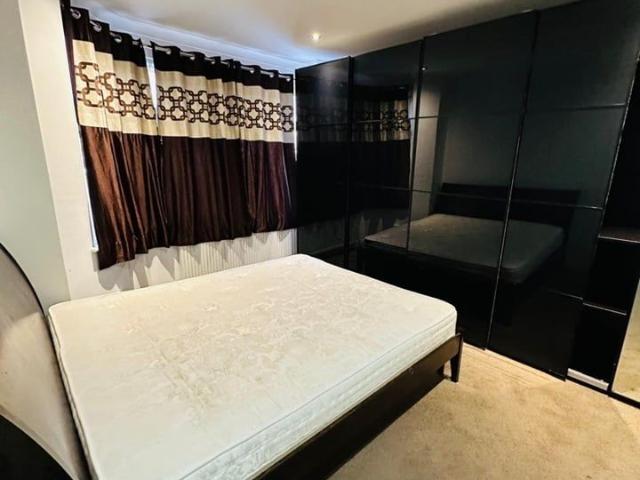 4 Bed Semi Detached House, Ivanhoe Road, TW4
