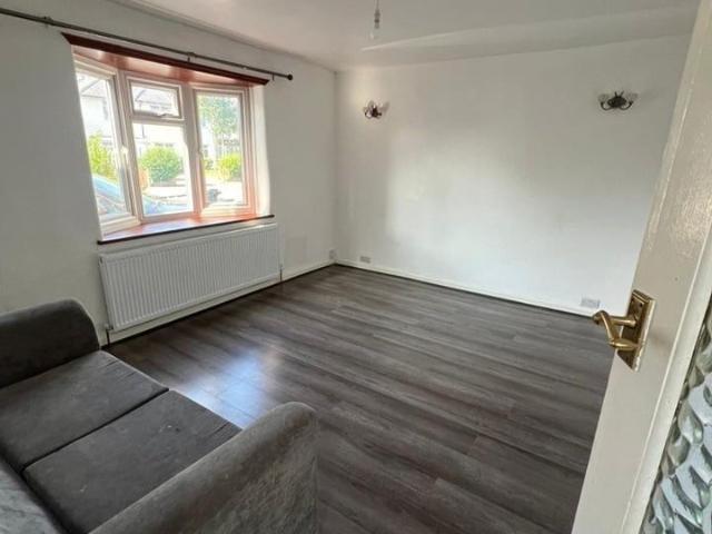 4 Bed Semi Detached House, Princes Road, IG6
