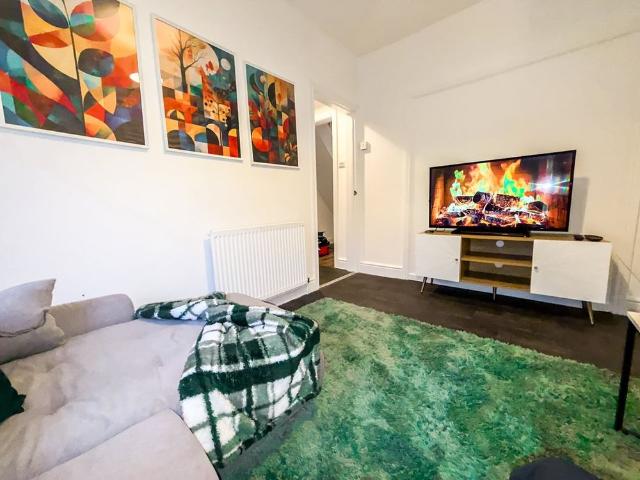 4 Bed Semi Detached House, Ridgeway Parade, BS5