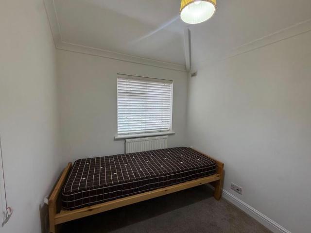 4 Bed Semi Detached House, The Warren, TW5