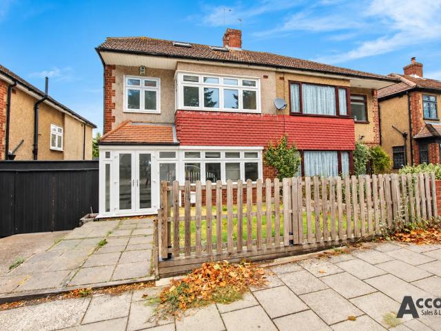 4 bed semi detached house to rent in Pettits Boulevard, Romford, RM1