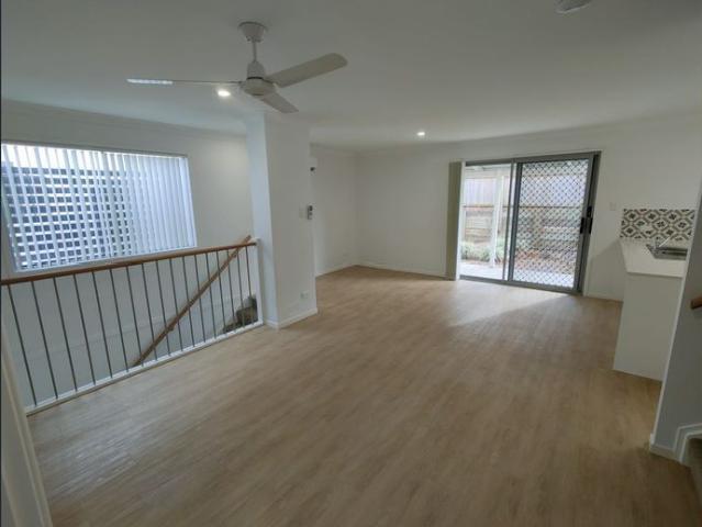 4 bedroom 3 bathroom 2 living area Townhouse available 10th August