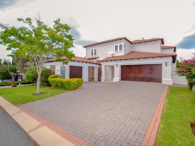4 Bedroom, 3 Bathroom, 3 garages, pool, house To Rent in Blue Valley Golf and Country Estate Centridge