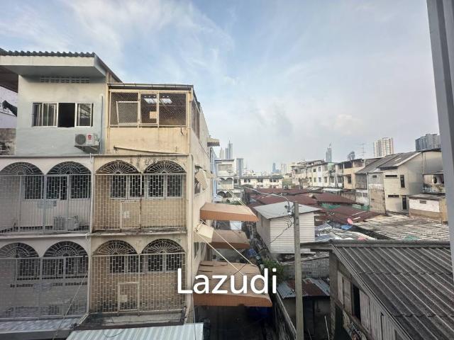 4 Bedroom 3 bedroom Townhouse in Charoen Rat