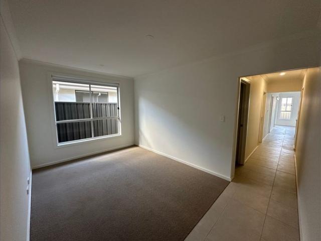 4 Bedroom, 3 Living Area Home In Munno Para Downs