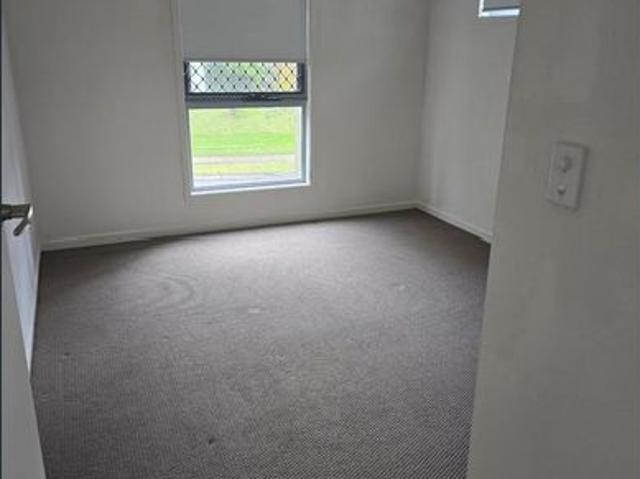 4 Bedroom, 2.5 bathroom Duplex with media room and study in Peregian Springs