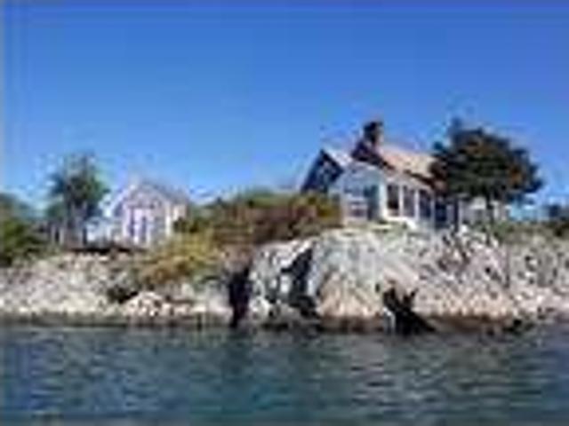 4 Bedroom 2 Bath In Newport RI 02840