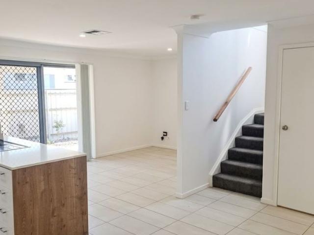 4 BEDROOM 2 BATH TOWNHOUSE WITH DUCTED AIR ONE WEEK FREE RENT* conditions apply