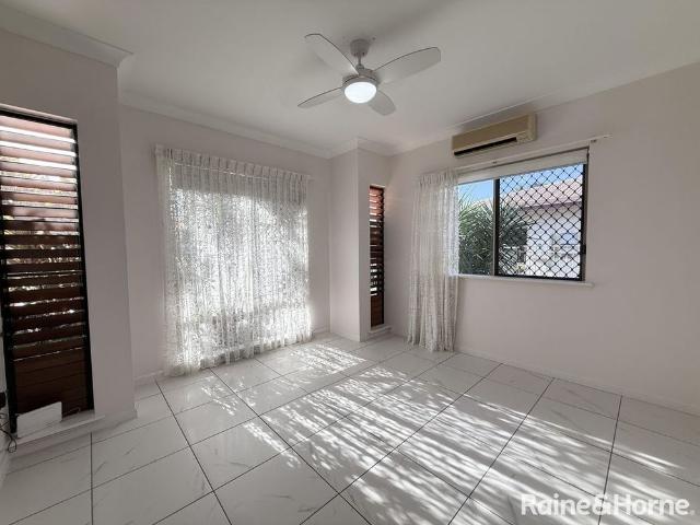 4 BEDROOM: 2 BATHROOM: UNFURNISHED: HOUSE: POOL