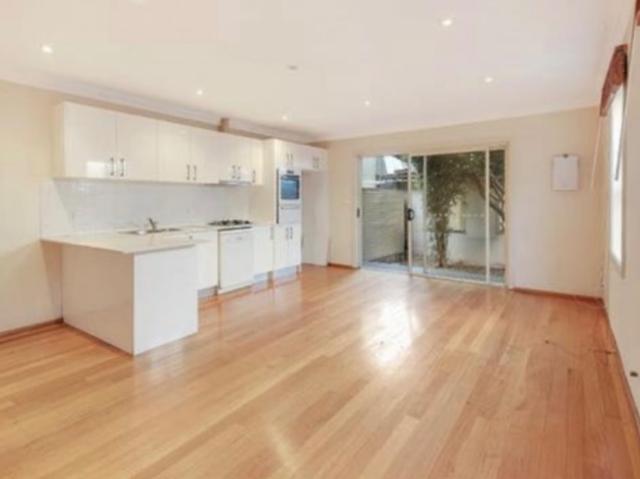 4 bedroom 2 Bathroom walk to train station