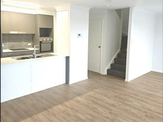 4 BEDROOM 2 BATHROOM FULLY DUCTED AIR CONDITIONED TOWNHOUSE
