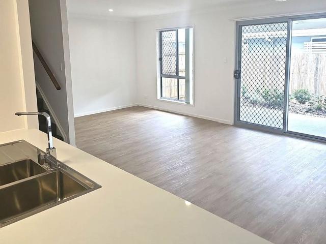 4 BEDROOM 2 BATHROOM FULLY DUCTED AIR CONDITIONED TOWNHOUSE