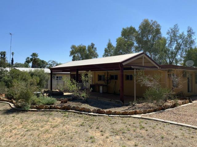 4 BEDROOM, 2 BATHROOM HOUSE IN BRAITLING WITH LARGE OUTDOOR ENTERTAINING SPACE