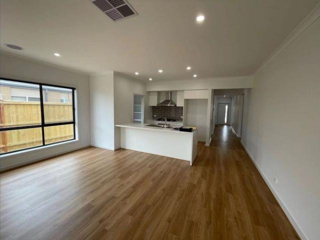 4 Bedroom, 2 bathroom locate in Mambourin