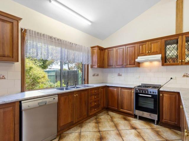 4 BEDROOM 2 BATHROOMS & EXCELLENT PARKING FACILITIES IN QUIET CONVENIENT LOCATION