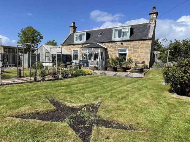 4 Bedroom Cottage House