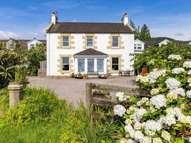 4 bedroom country house for sale