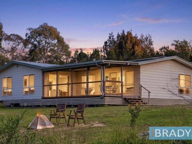 4 BEDROOM COUNTRY LIVING + GORGEOUS STUDIO. 100 ACRES WITH AMAZING VIEWS