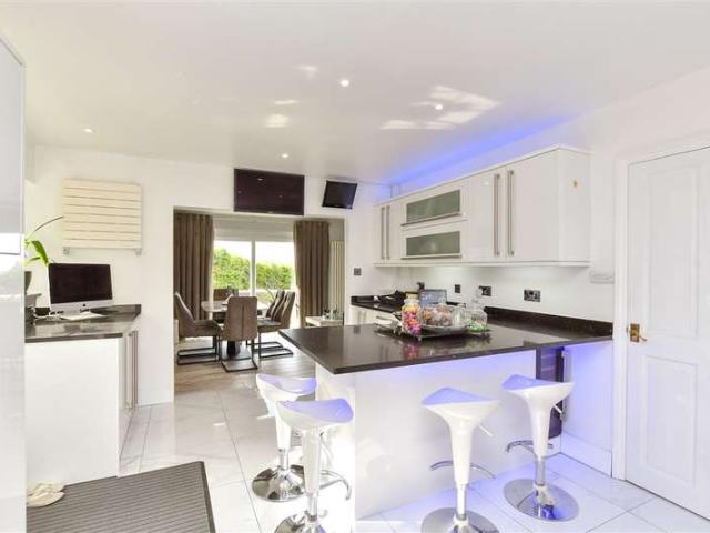 4 Bedroom Chalet House