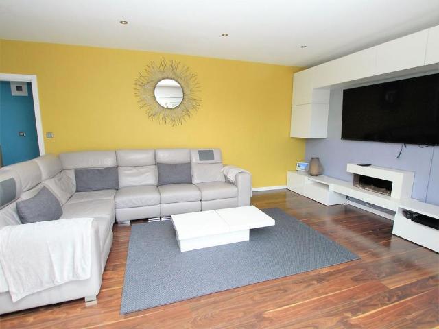 4 bedroom chalet to rent