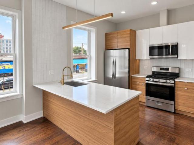 4 bedroom, Chicago IL 60608 105730026