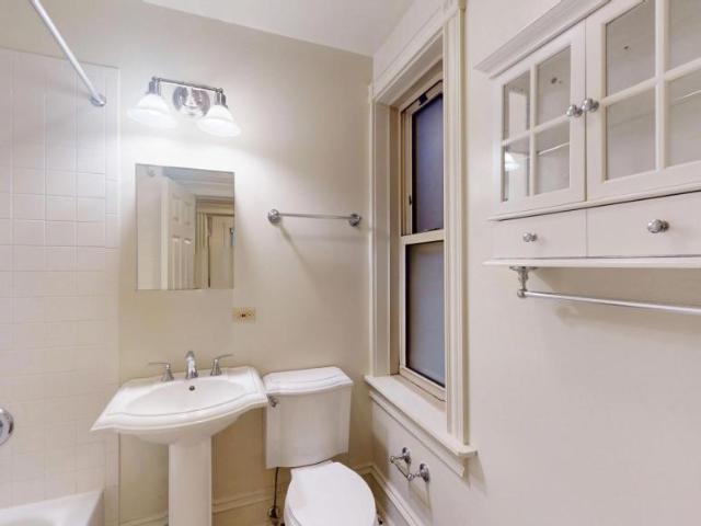 4 bedroom, Chicago IL 60637 104538772