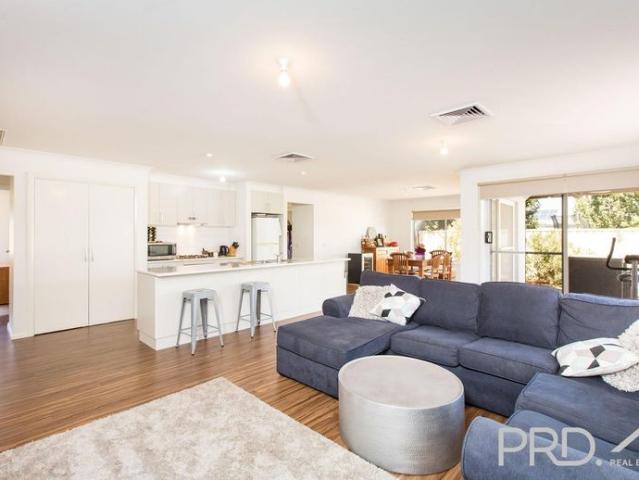 4 BEDROOM CLOSE TO SCHOOLS