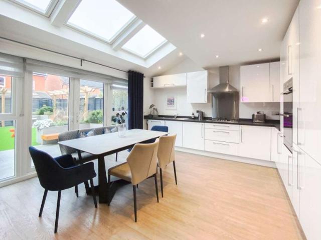 4 Bedroom Apartment Manchester Manchester 101671244