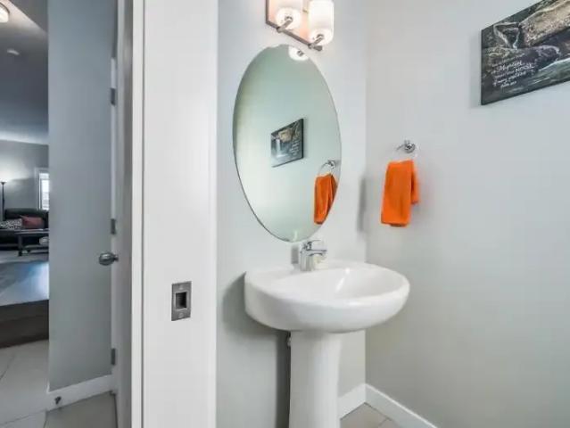 4 Bedroom Apartment Airdrie AB 105973432