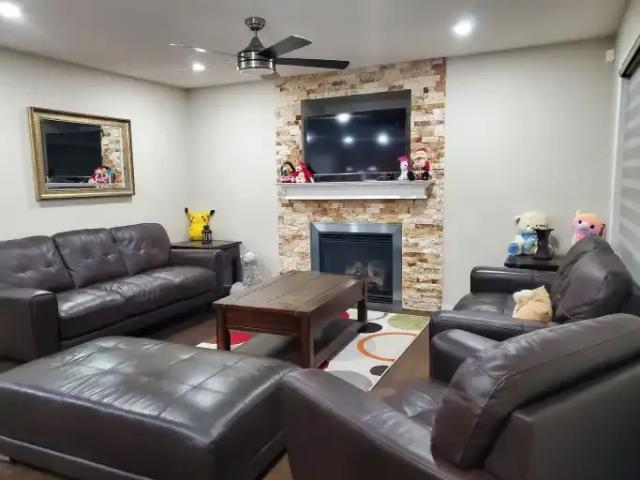 4 Bedroom Apartment Calgary AB 105565265