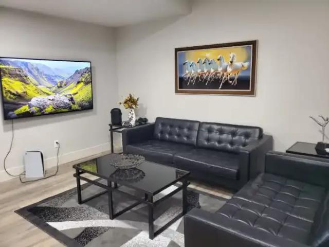 4 Bedroom Apartment Calgary AB 105565263