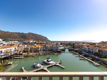4 Bedroom Apartment / Flat For Sale in Harbour Island