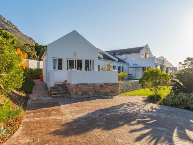 4 Bedroom Apartment / Flat For Sale in Oakhurst Estate