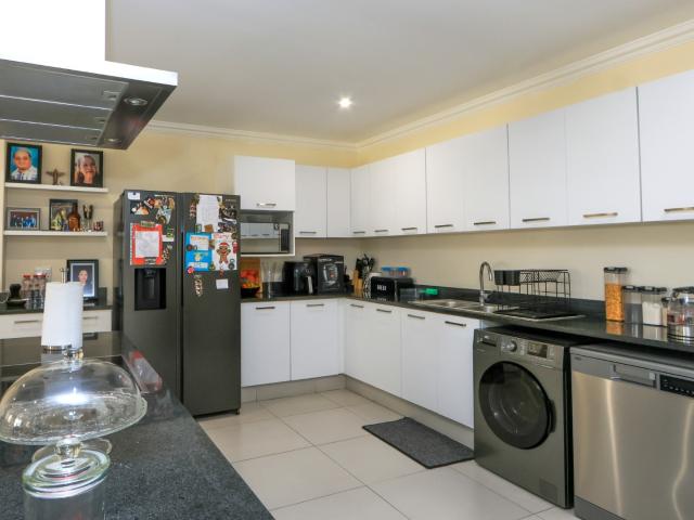 4 Bedroom Apartment / Flat For Sale in La Lucia Ridge