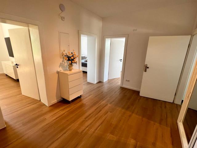4 bedroom apartment for up to 8 · free parking · gym · Messe & Airport Düsseldorf, Dusseldorf Amsterdam Apartments for Rent