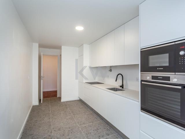 4 Bedroom Apartment for Rent in Miraflores, Algés