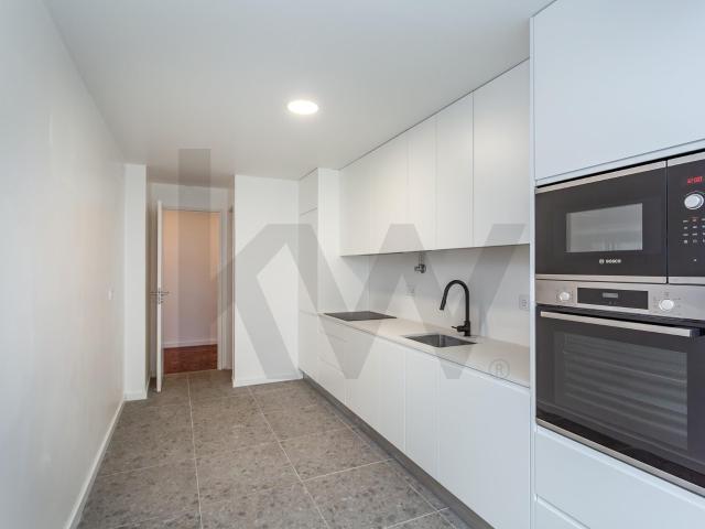 4 Bedroom Apartment for Rent in Miraflores, Algés