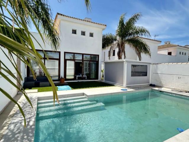 4 bedroom apartment for rent in Chiclana de la Frontera, couples allowed