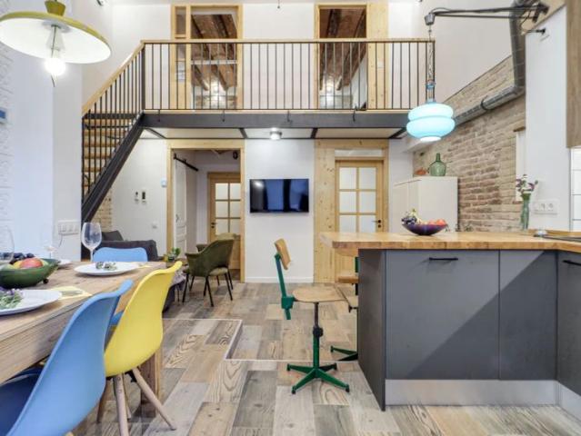 4 bedroom apartment for rent in El Poble Sec, bills included, perfect for professionals or couples