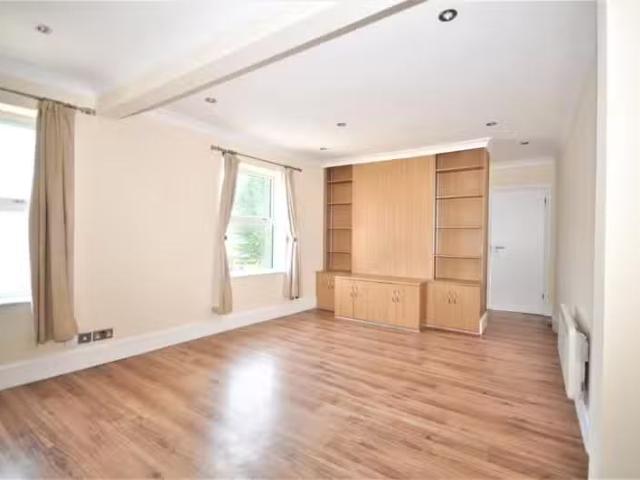 4 bedroom apartment for rent in Portsmouth Road, Cobham, Surre.