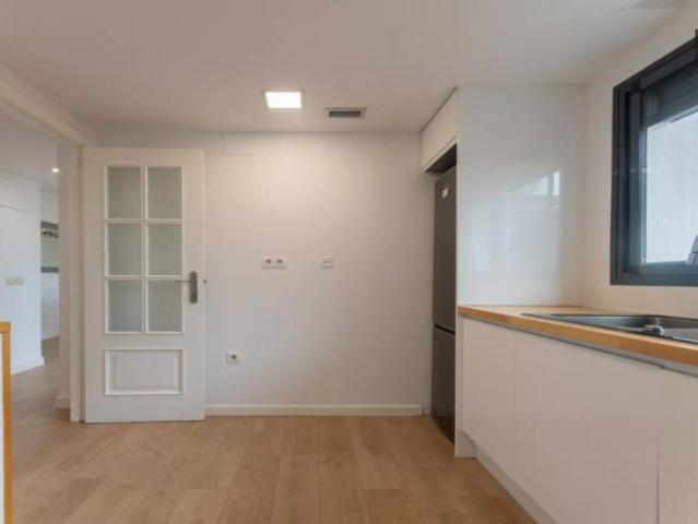 4 bedroom apartment for rent in Sant Pau, only for women